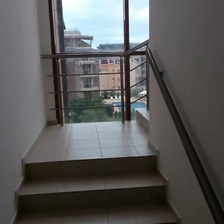 아파트 Flat Near The Sea